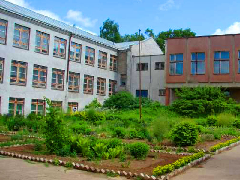 В 1957 году построено новое здание школы